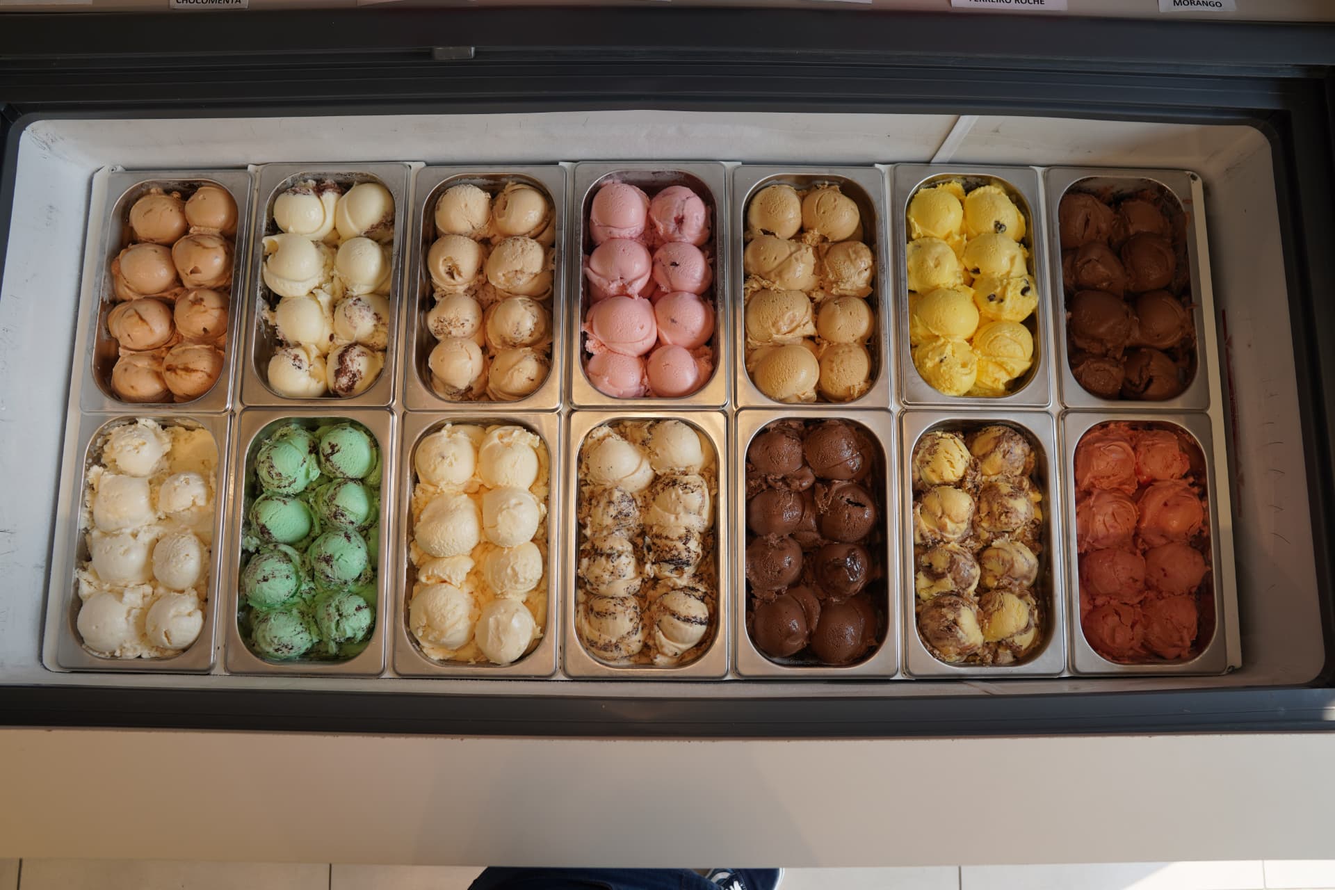 Buffet de sorvetes artesanais em cubas na sorveteria do Campeche