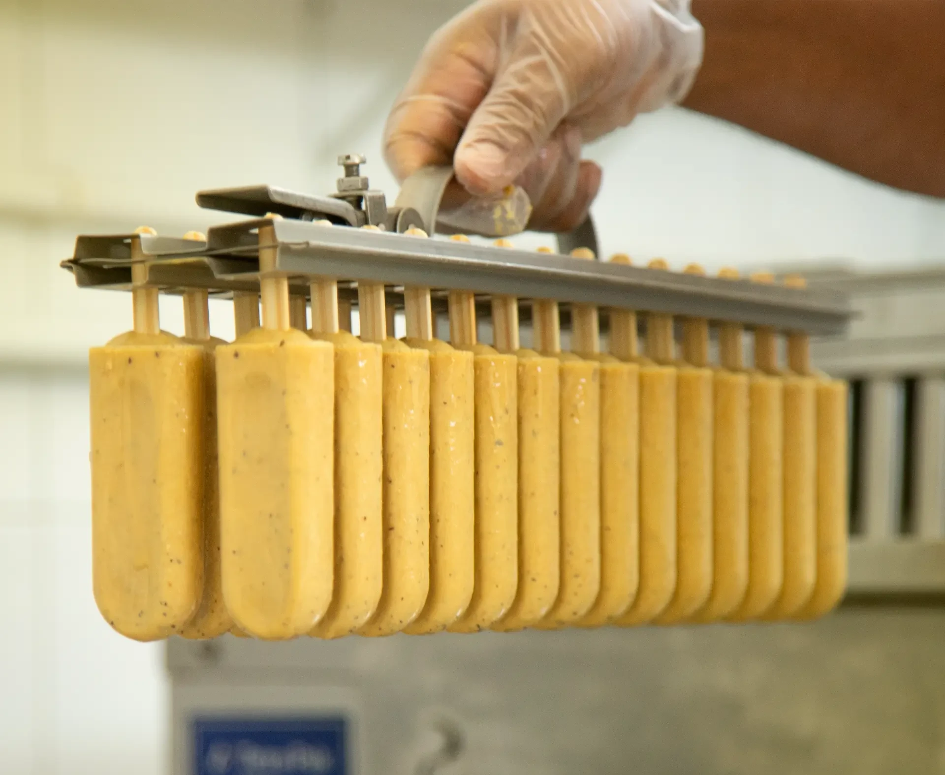 Produção artesanal do picolé Bala Dalva na fábrica da Sorvetes Floripa