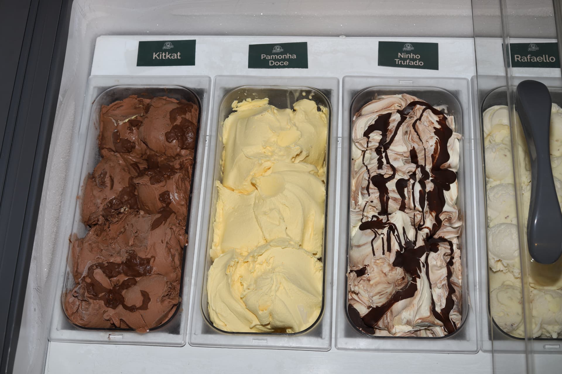 Sabores Kitkat, pamonha doce e ninho trufado na vitrine da loja