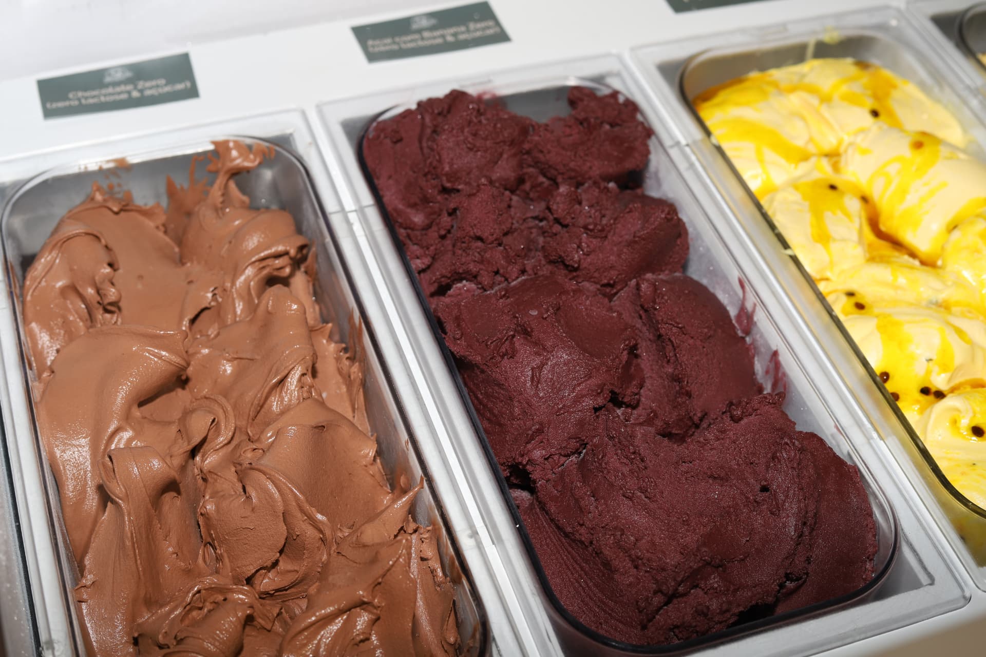 Sorvetes de chocolate zero, açaí e maracujá no buffet da loja