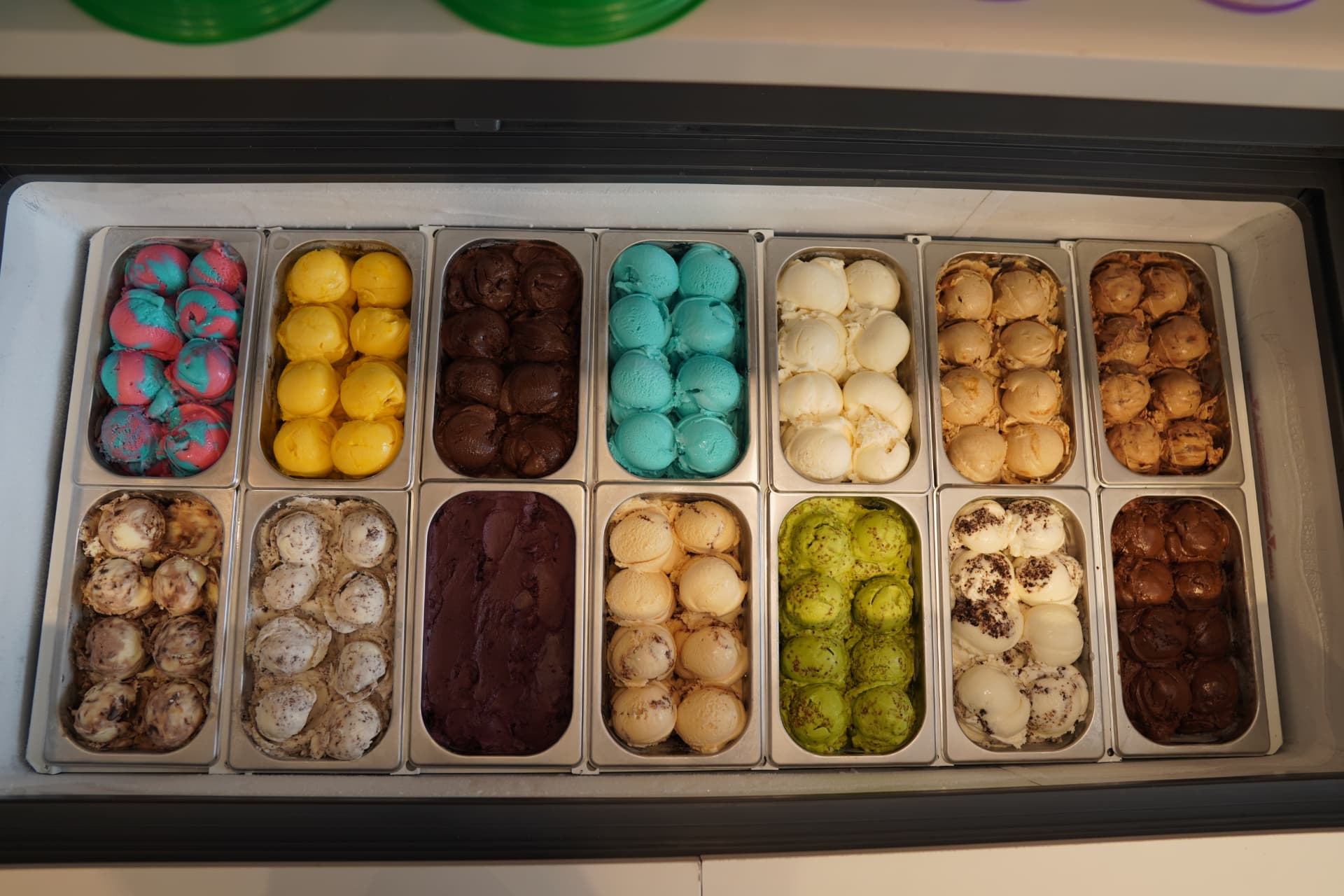 Vitrine com potes de sorvete de vários sabores na loja Sorvetes Floripa